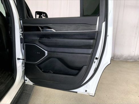 Used 2022 Jeep Wagoneer Series III w/ Flexible Seating Group RWD image 23