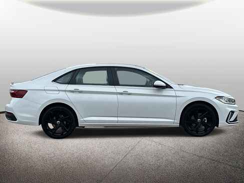 Used 2025 Volkswagen Jetta SE image 6