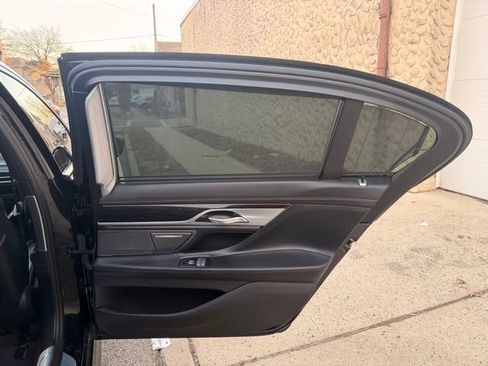 Used 2021 BMW 750i xDrive w/ Executive Package image 29