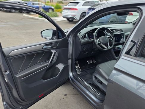 Used 2023 Volkswagen Tiguan SE R-Line FWD image 39