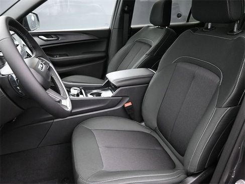 New 2025 Jeep Grand Cherokee L Laredo image 13