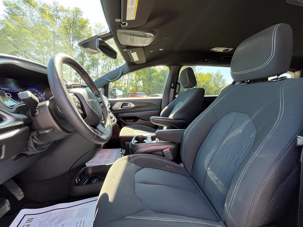 Used 2024 Chrysler Pacifica Touring FWD image 25