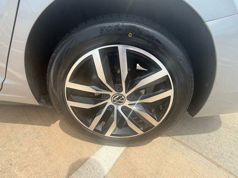 Used 2025 Volkswagen Jetta SE FWD image 9