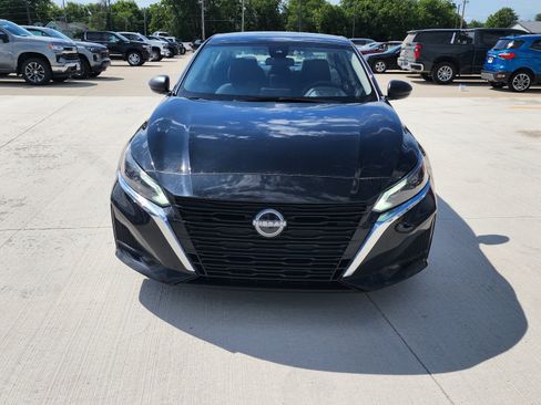 Used 2024 Nissan Altima 2.5 SV FWD image 2