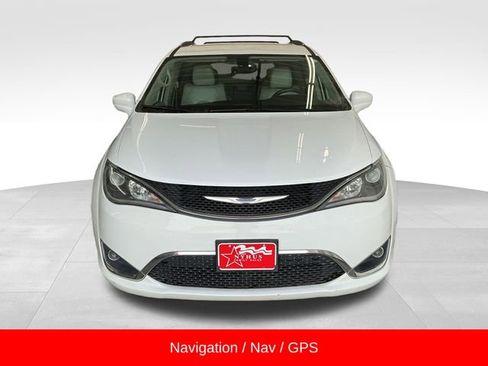 Used 2018 Chrysler Pacifica Touring-L Plus image 2