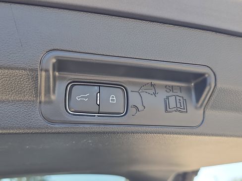 Used 2022 Ford Explorer XLT w/ Equipment Group 202A image 13