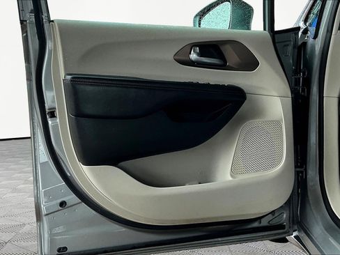 Used 2017 Chrysler Pacifica Touring-L Plus image 18