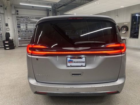 Used 2021 Chrysler Pacifica Touring-L image 7