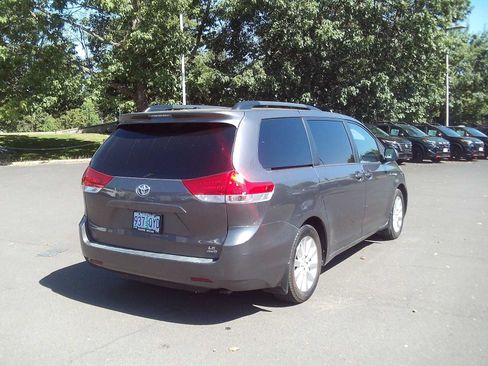 Used 2014 Toyota Sienna LE AWD/4WD image 5