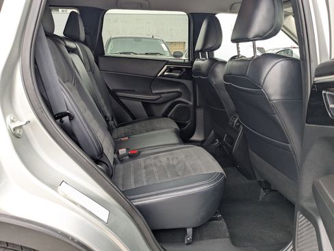 Used 2024 Mitsubishi Outlander SE image 28