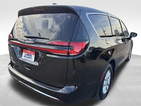 New 2026 Chrysler Pacifica Select image 5