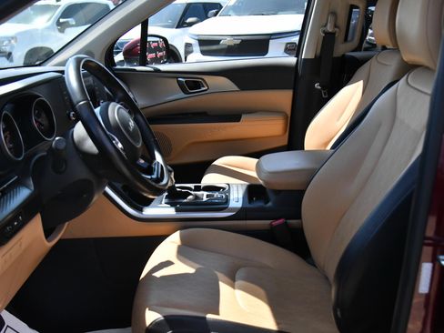 Used 2022 Kia Carnival LX FWD image 18