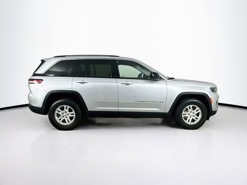 Used 2023 Jeep Grand Cherokee Laredo AWD/4WD image 10