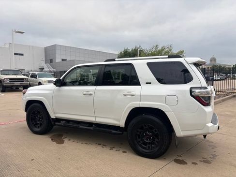 Used 2022 Toyota 4Runner SR5 Premium w/ Moonroof Package RWD image 8