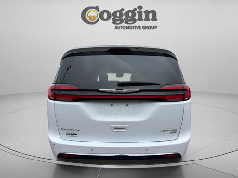 Used 2022 Chrysler Pacifica Limited w/ Uconnect Theater Family Group image 4