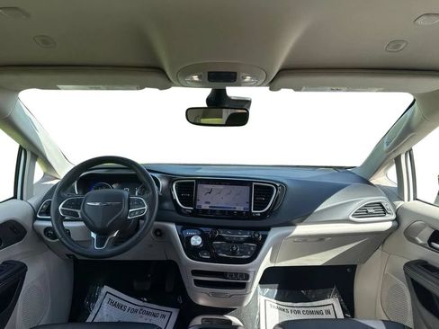Used 2024 Chrysler Pacifica Touring-L FWD image 33