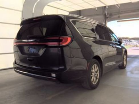 Used 2021 Chrysler Pacifica Touring-L FWD image 2