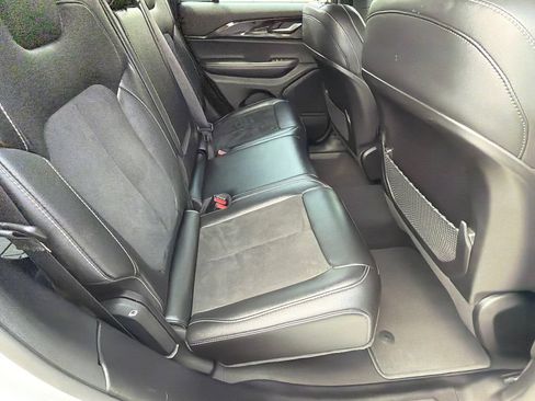 Used 2023 Jeep Grand Cherokee Altitude RWD image 15