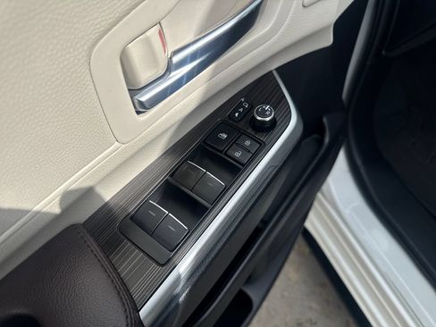 Used 2021 Toyota Sienna Platinum AWD/4WD image 12