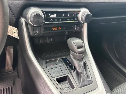 Used 2021 Toyota RAV4 LE AWD/4WD image 18