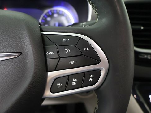 Used 2023 Chrysler Pacifica Touring-L FWD image 44