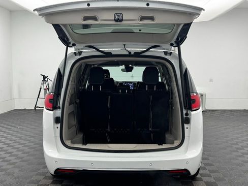 Used 2023 Chrysler Pacifica Touring-L FWD image 9
