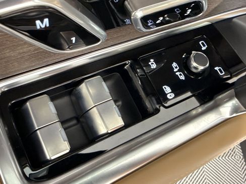 New 2026 Land Rover Range Rover Long Wheelbase SE AWD/4WD image 11