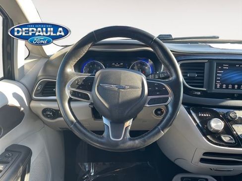 Used 2019 Chrysler Pacifica Touring-L image 15