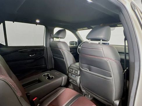 Certified 2025 Honda Pilot Black Edition image 24