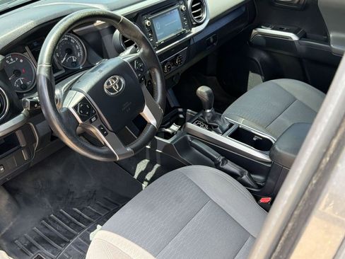 Used 2016 Toyota Tacoma SR5 w/ SR5 Appearance Package (SN) AWD/4WD image 4