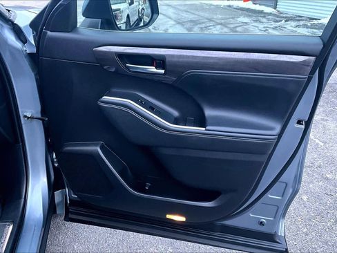Certified 2022 Toyota Highlander Platinum image 21