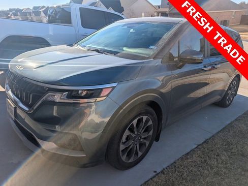 Used 2024 Kia Carnival EX image 2