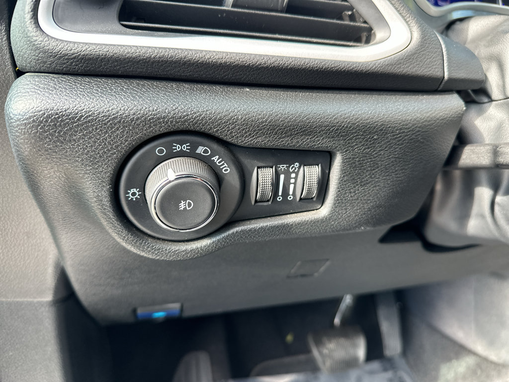 Used 2025 Chrysler Pacifica Select FWD image 16