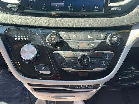 Used 2024 Chrysler Pacifica Touring-L image 18