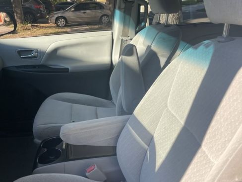 Used 2017 Toyota Sienna LE image 14