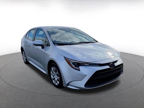 Used 2025 Toyota Corolla LE image 3