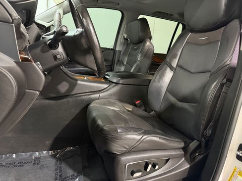 Used 2016 Cadillac Escalade Luxury RWD image 5