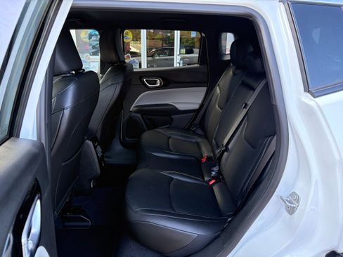 Certified 2025 Jeep Compass Limited w/ Elite Group AWD/4WD image 13