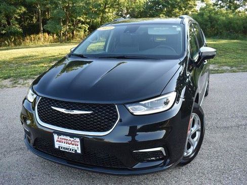Used 2023 Chrysler Pacifica Limited AWD/4WD image 12