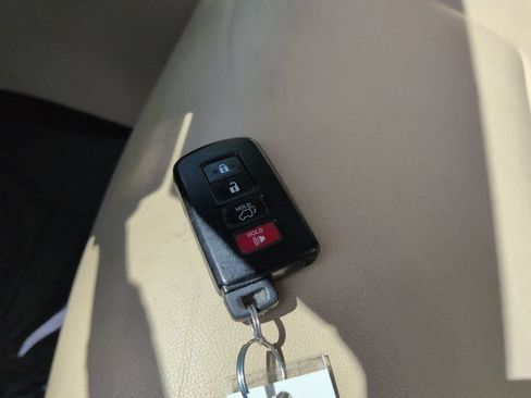 Used 2018 Toyota Highlander XLE FWD image 33