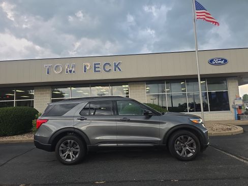 Used 2024 Ford Explorer XLT w/ Equipment Group 202A AWD/4WD image 6