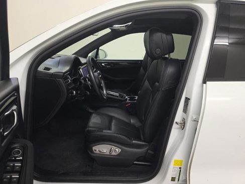 Used 2023 Porsche Macan Base image 3