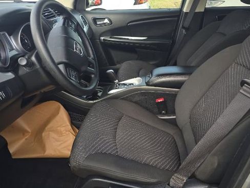 Used 2019 Dodge Journey SE image 3
