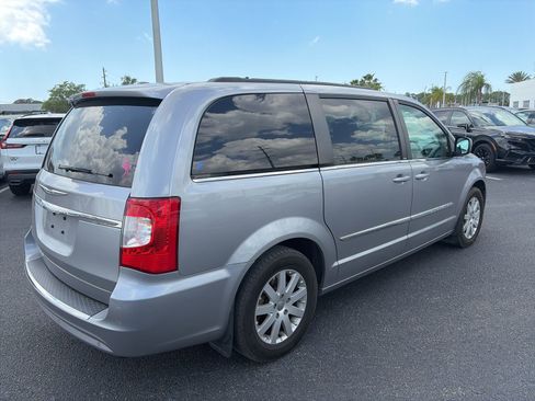 Used 2013 Chrysler Town & Country Touring FWD image 7