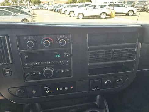Used 2017 Chevrolet Express 3500 Extended RWD image 18