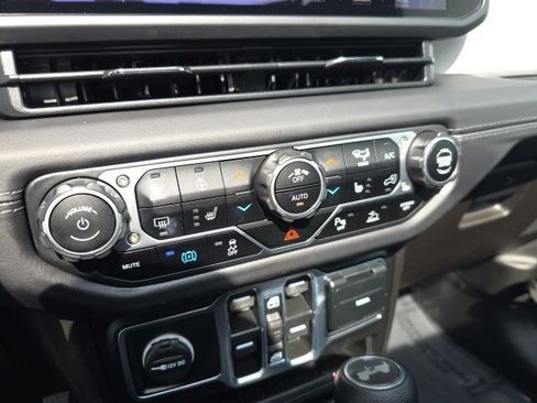 Used 2025 Jeep Wrangler Unlimited Sahara w/ Safety Group image 33