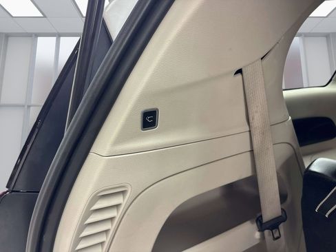 Used 2023 Chrysler Pacifica Touring-L FWD image 19