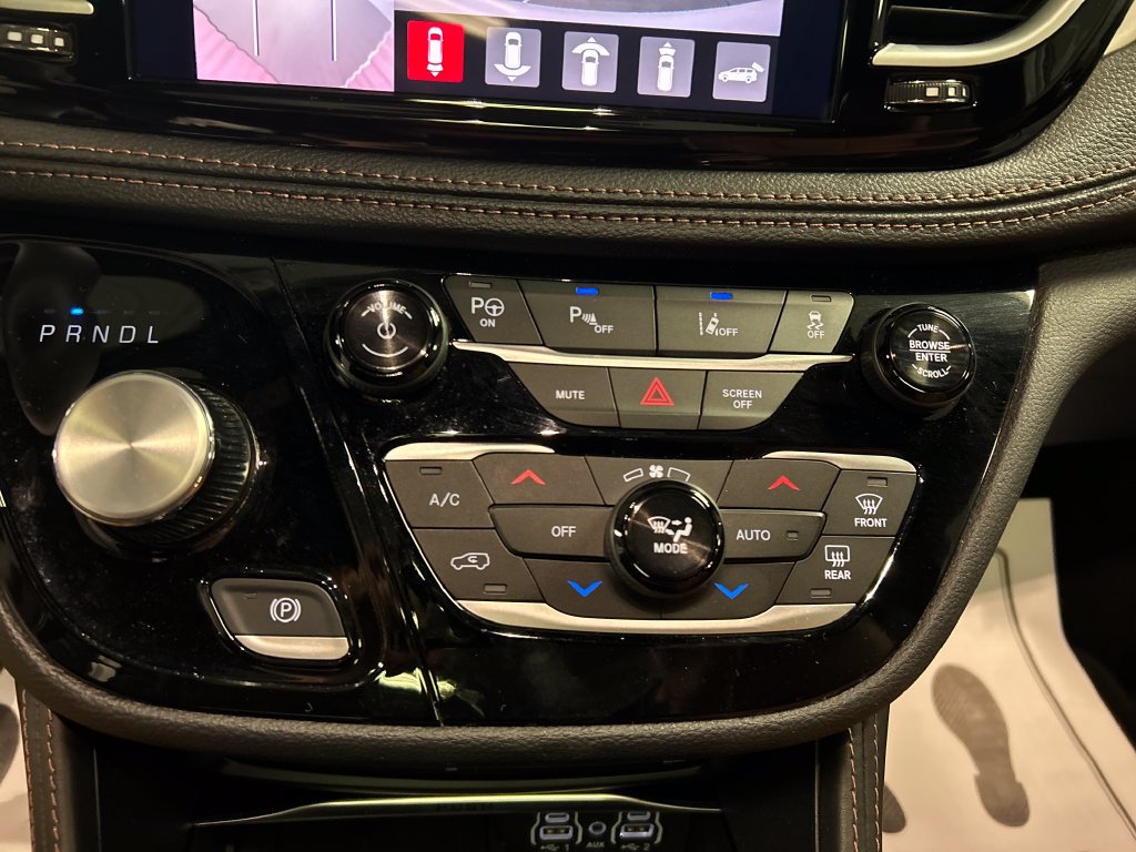 Used 2024 Chrysler Pacifica Pinnacle FWD image 19