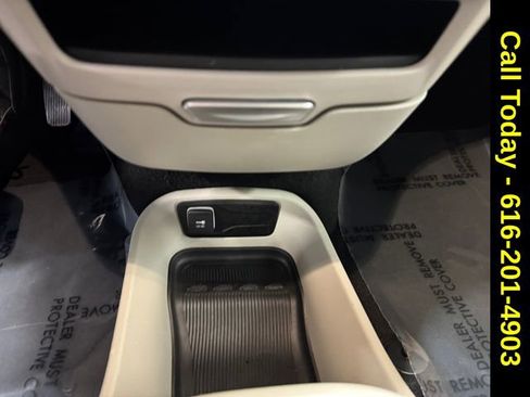 Used 2024 Chrysler Pacifica Touring-L image 16