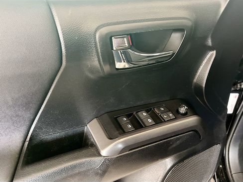 Used 2022 Toyota Tacoma TRD Off-Road w/ Technology Package AWD/4WD image 18